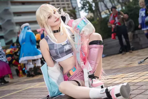 「【コスプレ】ヘソだしショートパンツが似合う美スタイル！『NIKKE』ジャッカルは挑発的な表情もかっこいい【写真9枚】」の画像