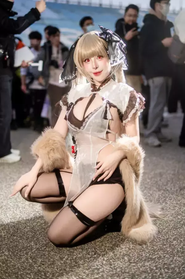 「【コスプレ】はちきれんばかりのスタイル抜群な美ボディ！タイ美女レイヤーの『アズレン』フォーミダブルは曲線美が素晴らしすぎた【写真7枚】」の画像