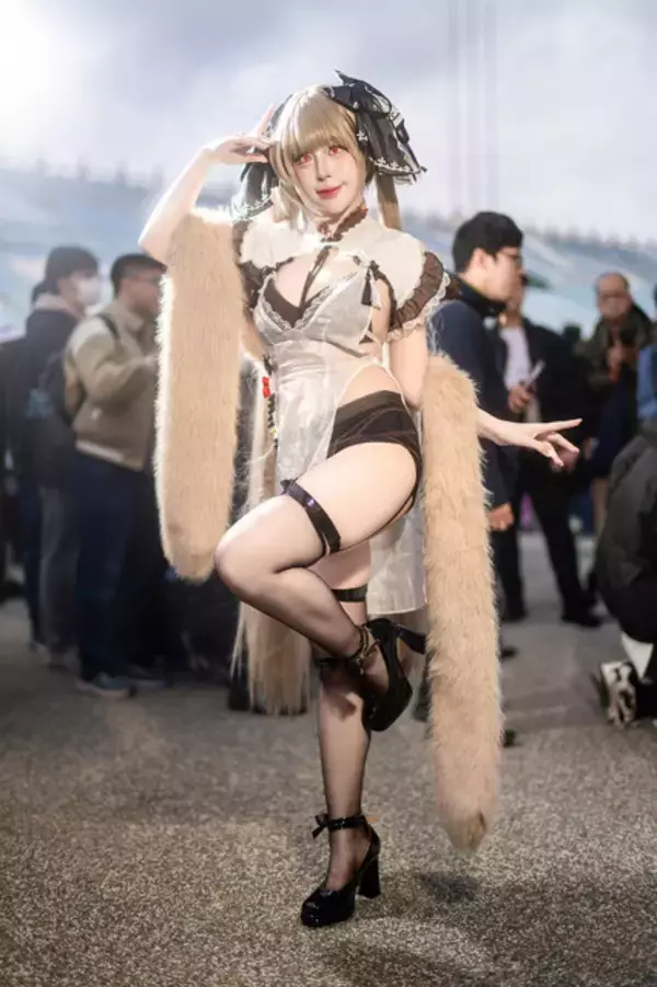 「【コスプレ】はちきれんばかりのスタイル抜群な美ボディ！タイ美女レイヤーの『アズレン』フォーミダブルは曲線美が素晴らしすぎた【写真7枚】」の画像