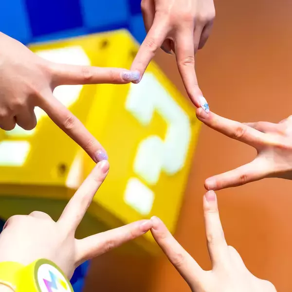 「USJ「スーパー・ニンテンドー・ワールド」5周年で“無敵マリオ”の「パワーアップバンド」が登場！ アニバーサリーケーキなど記念フードも」の画像