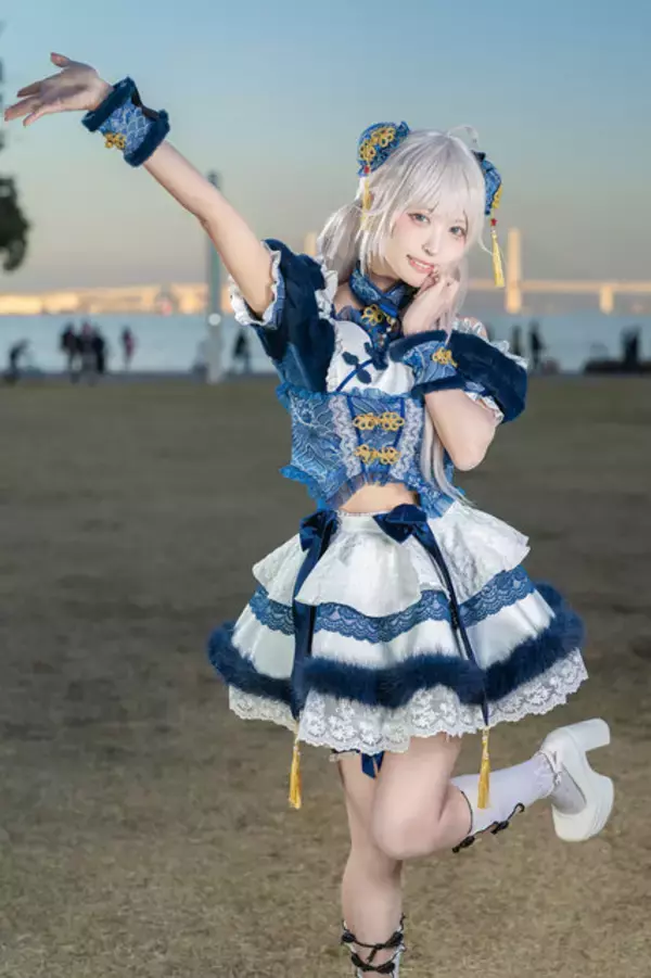「【コスプレ】スラリと伸びる美脚が映える！ミニスカ×もこもこのチャイナ風衣装が似合う美女レイヤーは可愛さも満点【写真7枚】」の画像