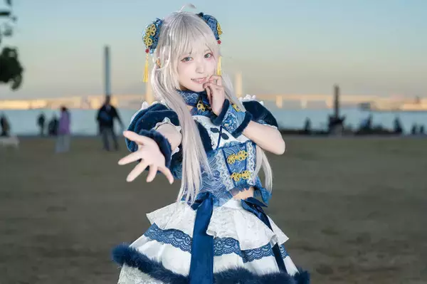 「【コスプレ】スラリと伸びる美脚が映える！ミニスカ×もこもこのチャイナ風衣装が似合う美女レイヤーは可愛さも満点【写真7枚】」の画像