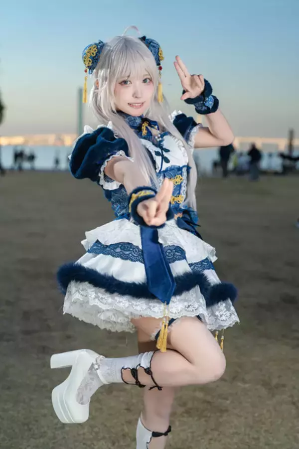 「【コスプレ】スラリと伸びる美脚が映える！ミニスカ×もこもこのチャイナ風衣装が似合う美女レイヤーは可愛さも満点【写真7枚】」の画像