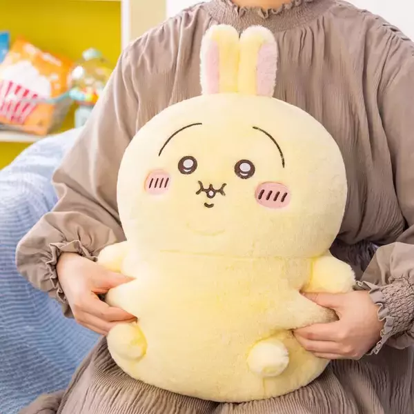 「ちいかわ、おデブになる―新作グッズ「ぽっちゃり」シリーズ2月6日発売！お腹をぎゅむっとつまめる「抱っこぬいぐるみ」など6アイテム」の画像