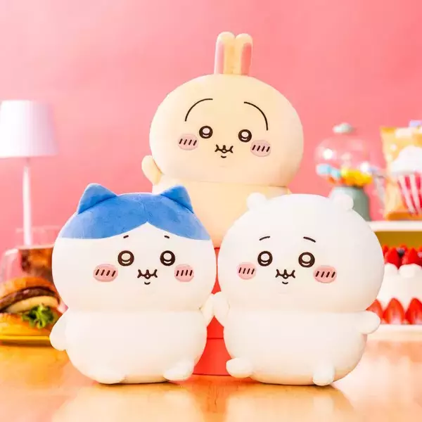 「ちいかわ、おデブになる―新作グッズ「ぽっちゃり」シリーズ2月6日発売！お腹をぎゅむっとつまめる「抱っこぬいぐるみ」など6アイテム」の画像