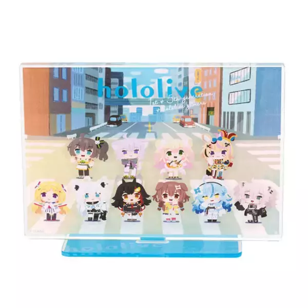 「「ホロライブ」かわいい描き下ろしイラスト使用！さまざまなタレントをデザインしたフルカラーTシャツや、表面がぷにぷにした缶バッジなど4アイテム」の画像