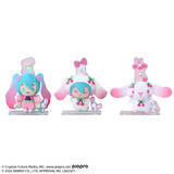 「桜餅みたいな「初音ミク×シナモロール」に癒される！ アクスタとぬいぐるみを合わせて飾れる「アクぬい」がプライズ景品に」の画像1