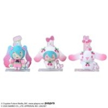 桜餅みたいな「初音ミク×シナモロール」に癒される！ アクスタとぬいぐるみを合わせて飾れる「アクぬい」がプライズ景品に