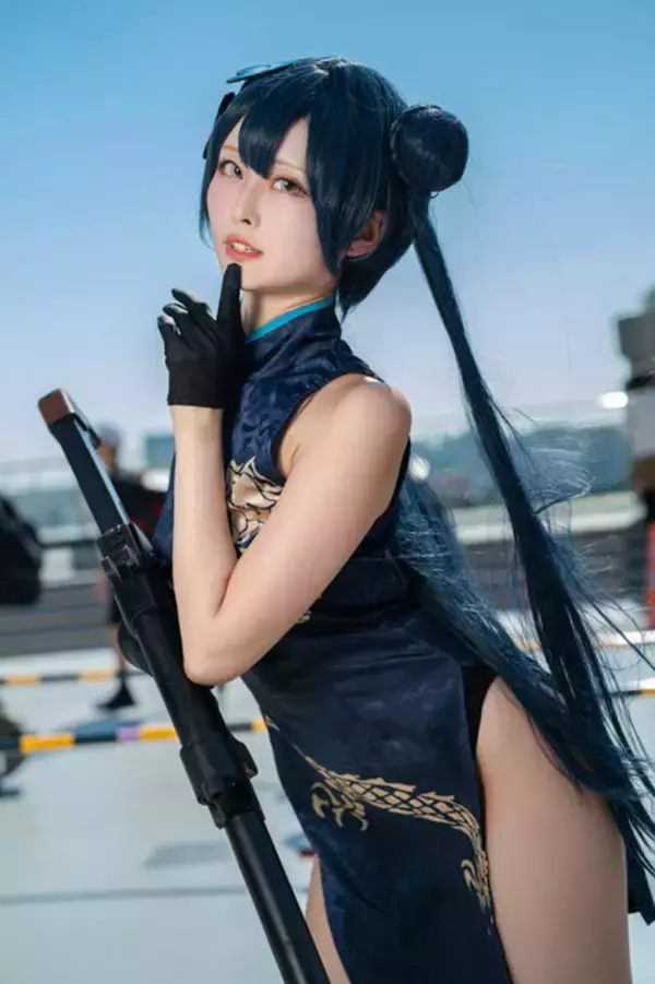「【コスプレ】『ブルアカ』竜華キサキのチャイナドレスが似合いすぎ！見事なポージングで見惚れる曲線美を作り出す美女レイヤー・紫月メリー」の画像