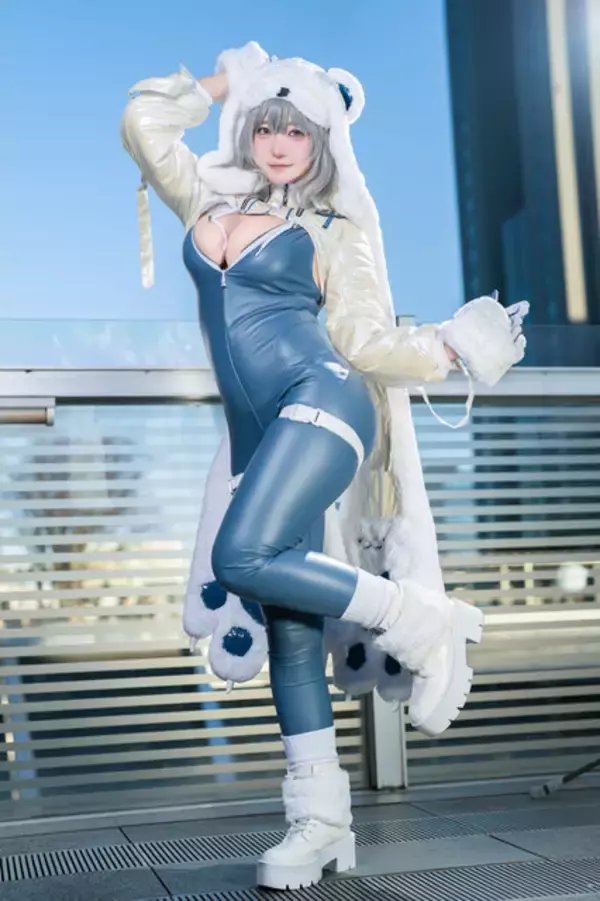 「【コスプレ】振り向きポーズの背中が美しい『NIKKE』、ドレス姿が華麗な『原神』など「アコスタさいたま」美女レイヤー9選【写真39枚】」の画像