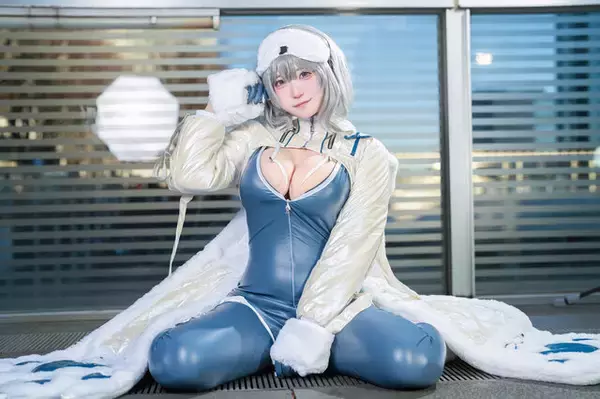 「【コスプレ】振り向きポーズの背中が美しい『NIKKE』、ドレス姿が華麗な『原神』など「アコスタさいたま」美女レイヤー9選【写真39枚】」の画像