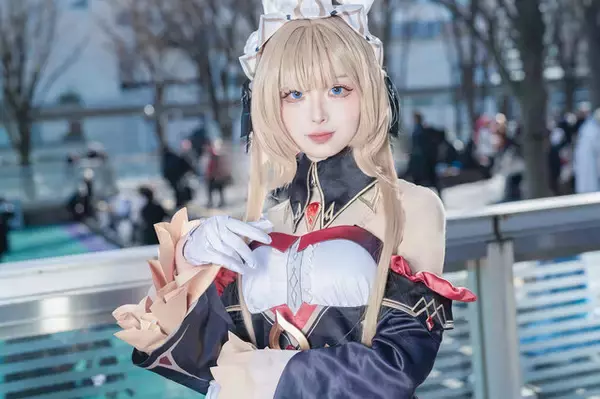 「【コスプレ】振り向きポーズの背中が美しい『NIKKE』、ドレス姿が華麗な『原神』など「アコスタさいたま」美女レイヤー9選【写真39枚】」の画像