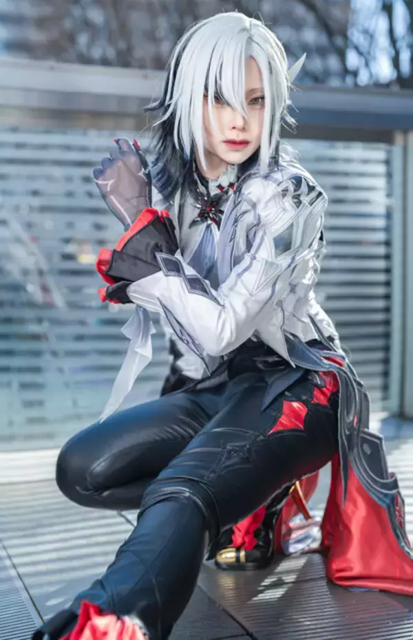 「【コスプレ】振り向きポーズの背中が美しい『NIKKE』、ドレス姿が華麗な『原神』など「アコスタさいたま」美女レイヤー9選【写真39枚】」の画像