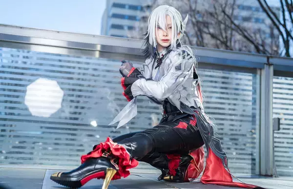 「【コスプレ】振り向きポーズの背中が美しい『NIKKE』、ドレス姿が華麗な『原神』など「アコスタさいたま」美女レイヤー9選【写真39枚】」の画像