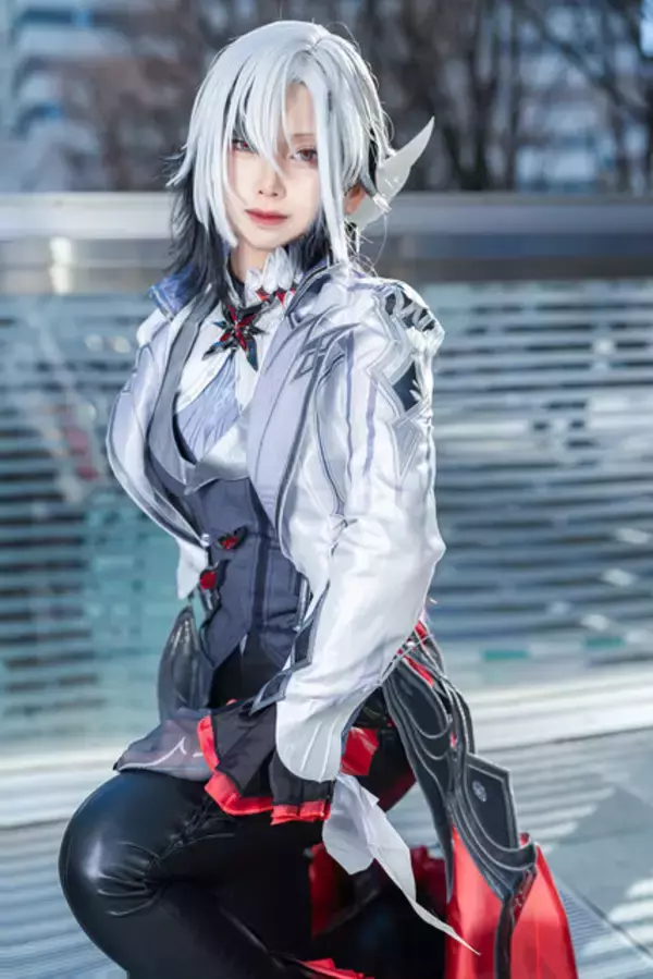 「【コスプレ】振り向きポーズの背中が美しい『NIKKE』、ドレス姿が華麗な『原神』など「アコスタさいたま」美女レイヤー9選【写真39枚】」の画像