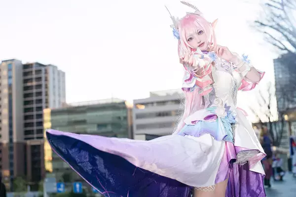 「【コスプレ】振り向きポーズの背中が美しい『NIKKE』、ドレス姿が華麗な『原神』など「アコスタさいたま」美女レイヤー9選【写真39枚】」の画像
