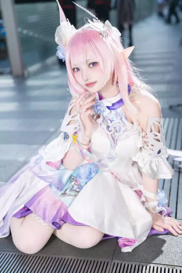 「【コスプレ】振り向きポーズの背中が美しい『NIKKE』、ドレス姿が華麗な『原神』など「アコスタさいたま」美女レイヤー9選【写真39枚】」の画像