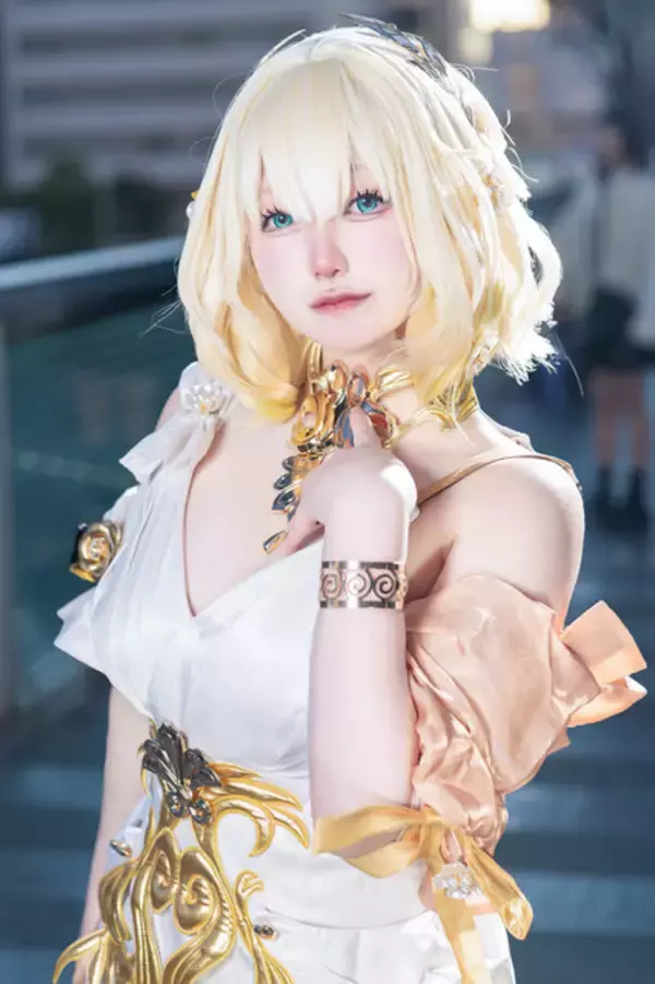 「【コスプレ】振り向きポーズの背中が美しい『NIKKE』、ドレス姿が華麗な『原神』など「アコスタさいたま」美女レイヤー9選【写真39枚】」の画像