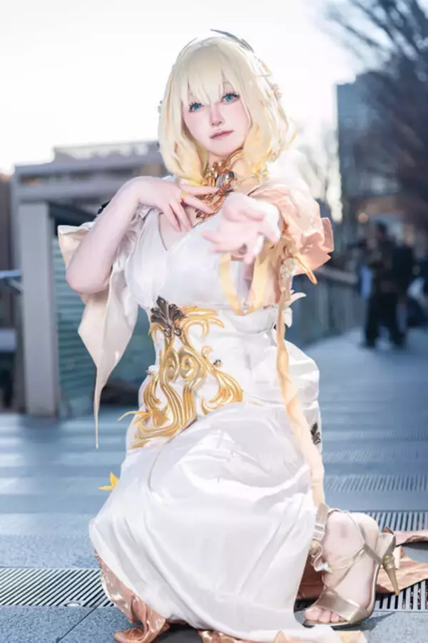 「【コスプレ】振り向きポーズの背中が美しい『NIKKE』、ドレス姿が華麗な『原神』など「アコスタさいたま」美女レイヤー9選【写真39枚】」の画像