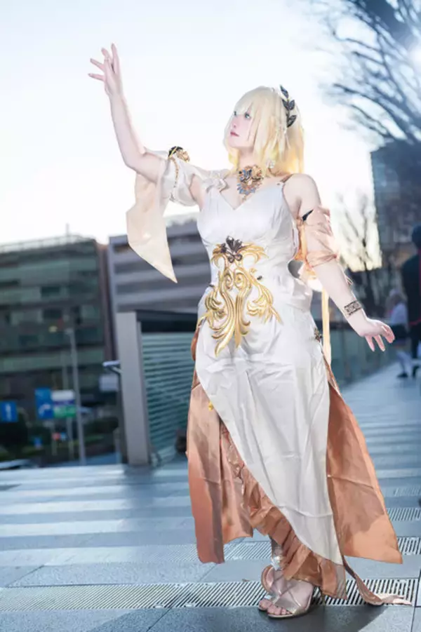 「【コスプレ】振り向きポーズの背中が美しい『NIKKE』、ドレス姿が華麗な『原神』など「アコスタさいたま」美女レイヤー9選【写真39枚】」の画像