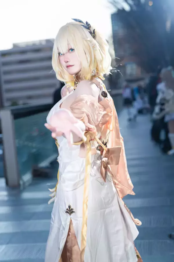 「【コスプレ】振り向きポーズの背中が美しい『NIKKE』、ドレス姿が華麗な『原神』など「アコスタさいたま」美女レイヤー9選【写真39枚】」の画像