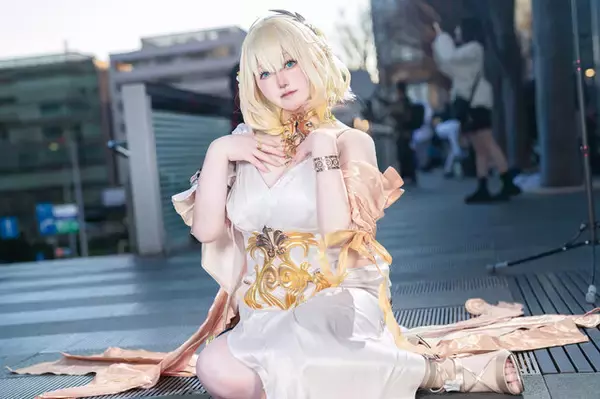 「【コスプレ】振り向きポーズの背中が美しい『NIKKE』、ドレス姿が華麗な『原神』など「アコスタさいたま」美女レイヤー9選【写真39枚】」の画像