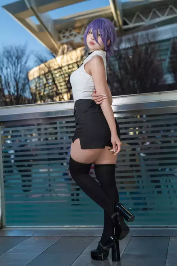 「【コスプレ】振り向きポーズの背中が美しい『NIKKE』、ドレス姿が華麗な『原神』など「アコスタさいたま」美女レイヤー9選【写真39枚】」の画像