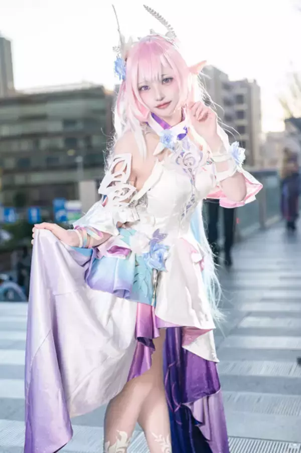 「【コスプレ】振り向きポーズの背中が美しい『NIKKE』、ドレス姿が華麗な『原神』など「アコスタさいたま」美女レイヤー9選【写真39枚】」の画像