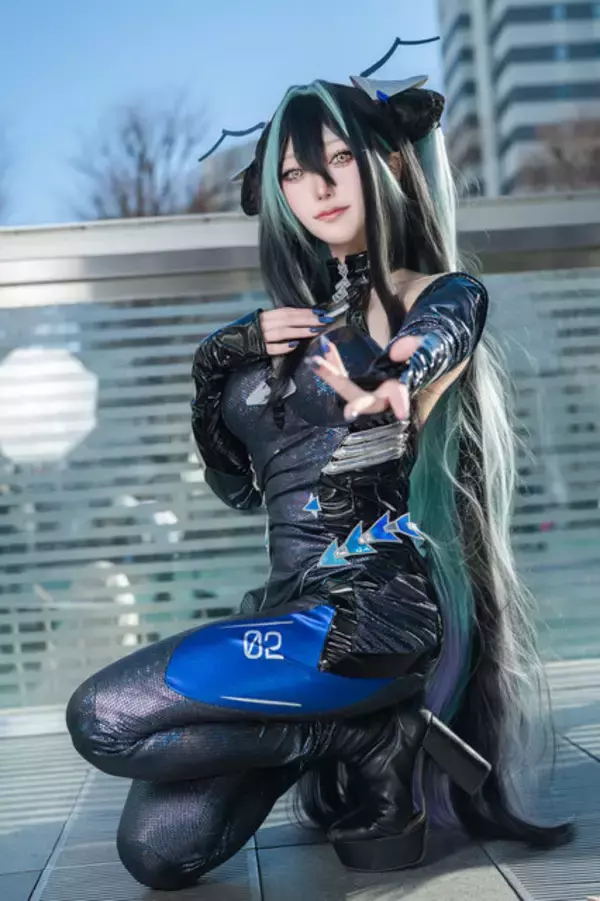 「【コスプレ】振り向きポーズの背中が美しい『NIKKE』、ドレス姿が華麗な『原神』など「アコスタさいたま」美女レイヤー9選【写真39枚】」の画像