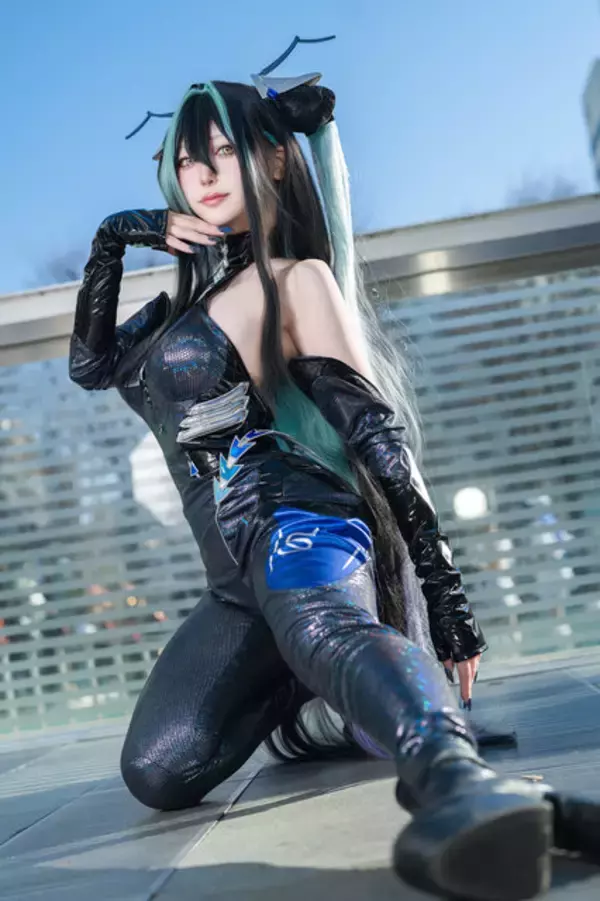 「【コスプレ】振り向きポーズの背中が美しい『NIKKE』、ドレス姿が華麗な『原神』など「アコスタさいたま」美女レイヤー9選【写真39枚】」の画像