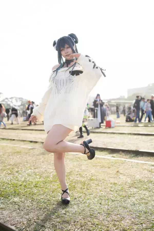 「【コスプレ】萌え袖セーター×お団子ヘアーの『NIKKE』リトルマーメイドが可愛すぎ！美脚も眩しい台湾美女コスプレイヤーに注目【写真7枚】」の画像