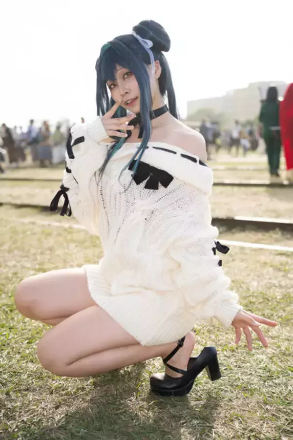 「【コスプレ】萌え袖セーター×お団子ヘアーの『NIKKE』リトルマーメイドが可愛すぎ！美脚も眩しい台湾美女コスプレイヤーに注目【写真7枚】」の画像