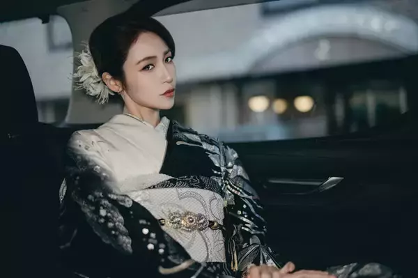 「【謹賀新年】横顔が美しすぎる美女詣をお届け！漆黒の豪華振袖の着こなしが艶っぽい【写真8枚】」の画像