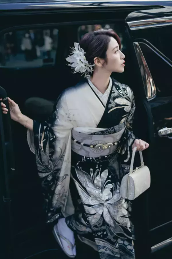 「【謹賀新年】横顔が美しすぎる美女詣をお届け！漆黒の豪華振袖の着こなしが艶っぽい【写真8枚】」の画像