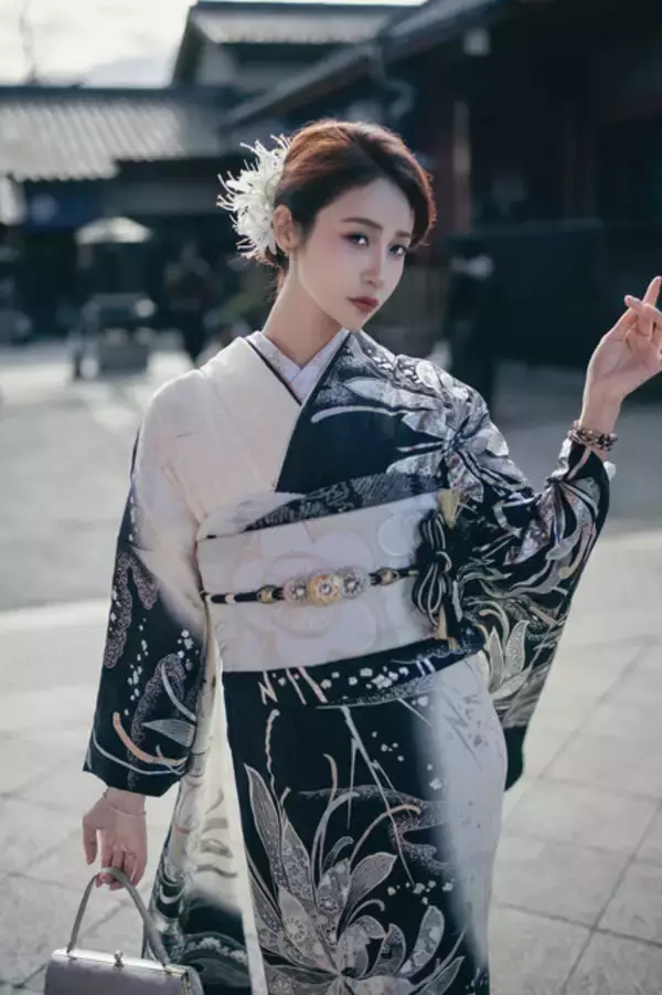 「【謹賀新年】横顔が美しすぎる美女詣をお届け！漆黒の豪華振袖の着こなしが艶っぽい【写真8枚】」の画像