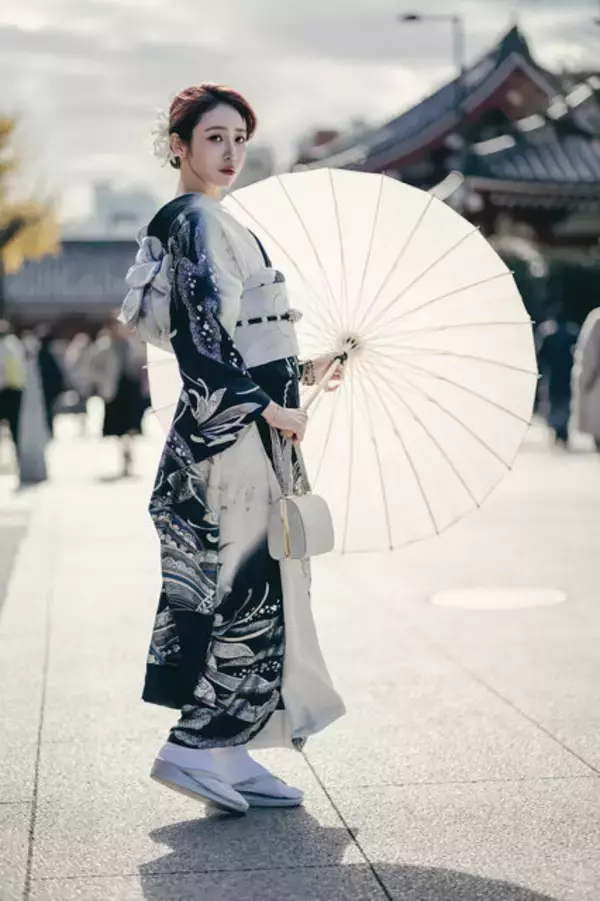 「【謹賀新年】横顔が美しすぎる美女詣をお届け！漆黒の豪華振袖の着こなしが艶っぽい【写真8枚】」の画像