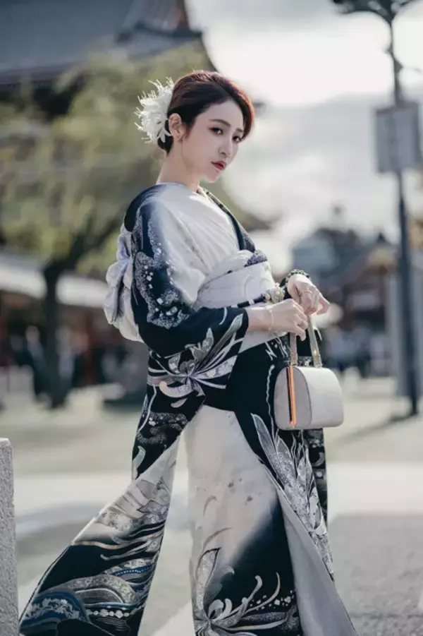 「【謹賀新年】横顔が美しすぎる美女詣をお届け！漆黒の豪華振袖の着こなしが艶っぽい【写真8枚】」の画像