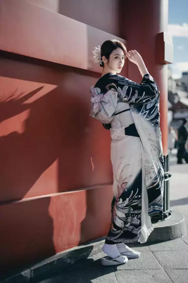 「【謹賀新年】横顔が美しすぎる美女詣をお届け！漆黒の豪華振袖の着こなしが艶っぽい【写真8枚】」の画像