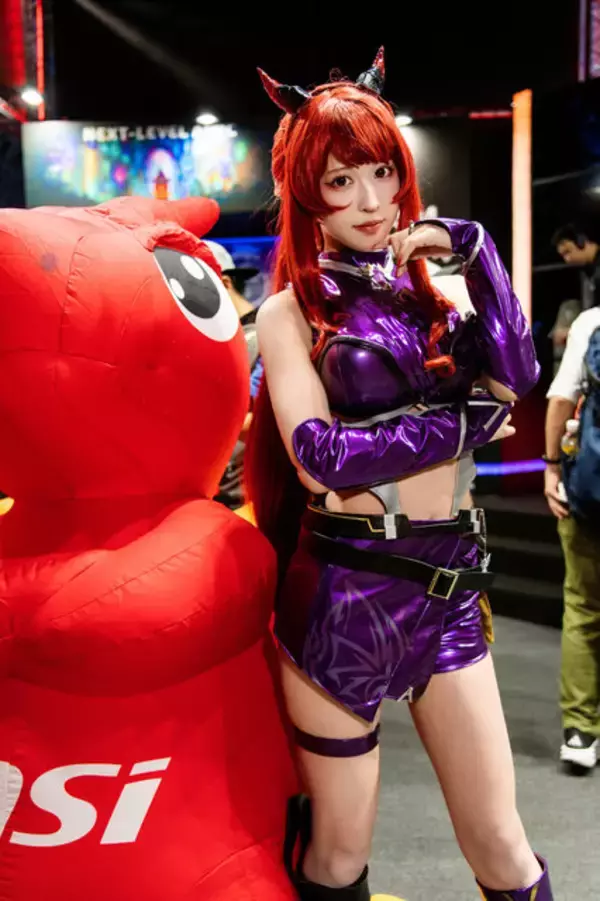 「【コスプレ】小悪魔なポージングでトリコにしちゃうぞ！ゲーミングPCの「MSI」を象徴する魔龍姫が待望の降臨【写真8枚】」の画像
