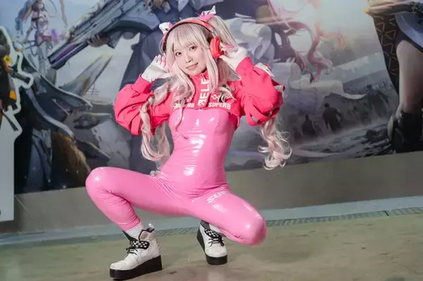 「【コスプレ】ラバースーツに大胆ポーズがセクシー！『NIKKE』アリスがかわいい人気レイヤー・千夢【プレイバック記事】」の画像