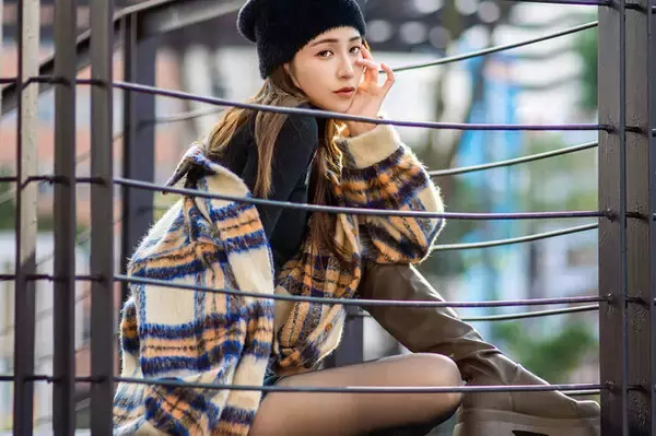 【特集】八頭身の美女と台湾の街中をデート！？寒空に映える黒タイツ×美脚と優美な視線にうっとり【写真10枚】