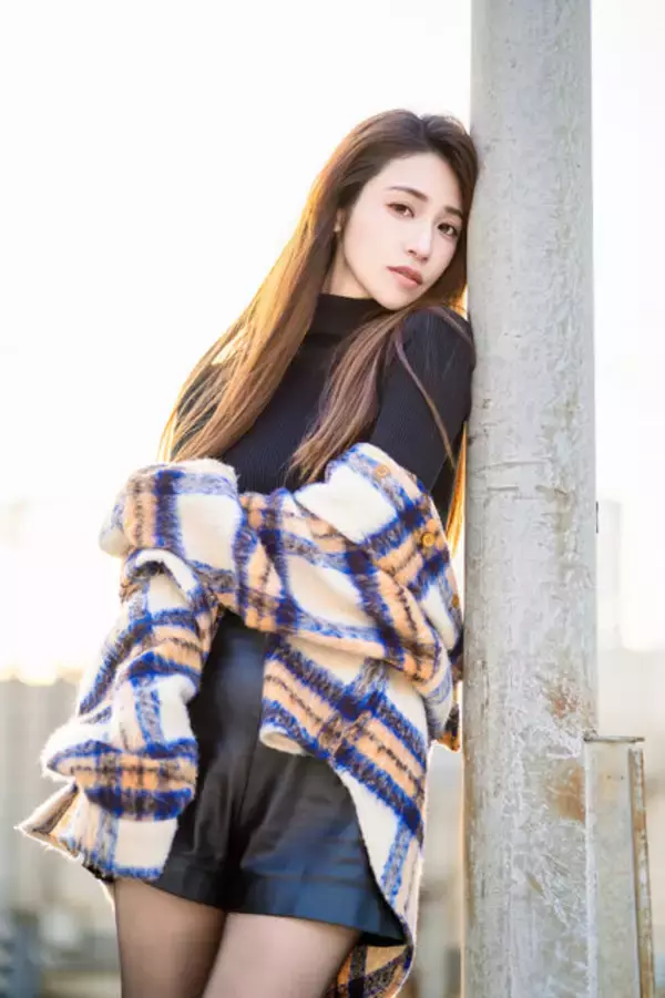 「【特集】八頭身の美女と台湾の街中をデート！？寒空に映える黒タイツ×美脚と優美な視線にうっとり【写真10枚】」の画像