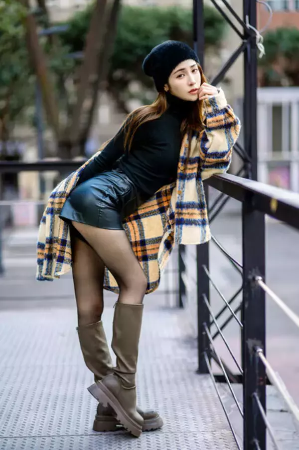 「【特集】八頭身の美女と台湾の街中をデート！？寒空に映える黒タイツ×美脚と優美な視線にうっとり【写真10枚】」の画像