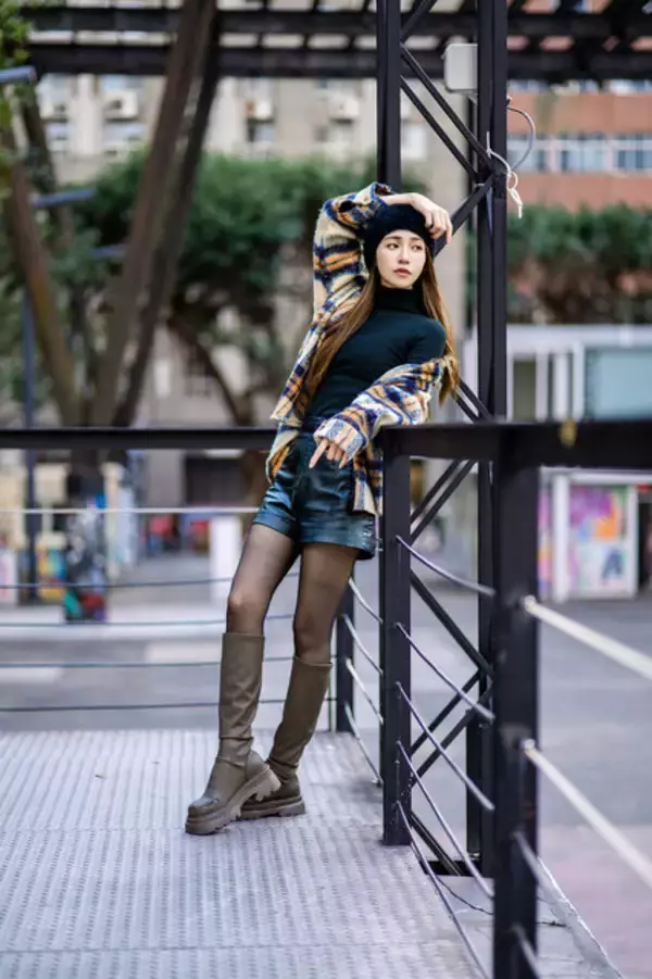 「【特集】八頭身の美女と台湾の街中をデート！？寒空に映える黒タイツ×美脚と優美な視線にうっとり【写真10枚】」の画像