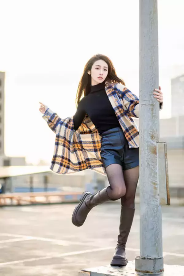 「【特集】八頭身の美女と台湾の街中をデート！？寒空に映える黒タイツ×美脚と優美な視線にうっとり【写真10枚】」の画像