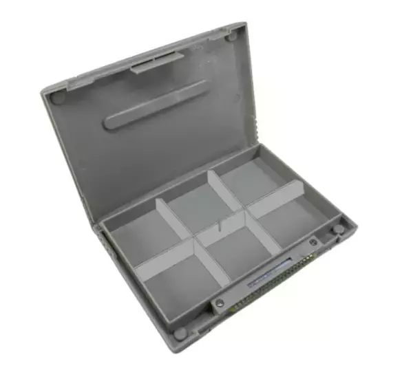 「タブーとされている“端子”部分を触り放題！『スト2』スーファミカセットケースが予約販売、ゲームシーンのように飾れる「リュウvs.ケン」などアクスタも付属」の画像