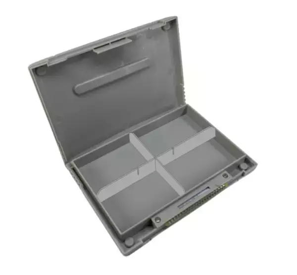 「タブーとされている“端子”部分を触り放題！『スト2』スーファミカセットケースが予約販売、ゲームシーンのように飾れる「リュウvs.ケン」などアクスタも付属」の画像