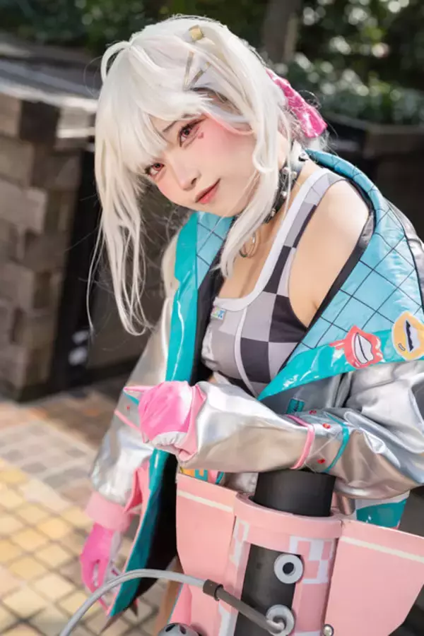「【コスプレ】屈託ない笑顔が可愛い！『NIKKE』ジャッカルの奔放な魅力を引き出す美女レイヤー【写真8枚】」の画像