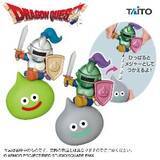 「スライムナイトを引っ張るとメジャーに！？『ドラクエ』ユニークな雑貨や、ビックサイズのスライムかがみもちぬいぐるみなど1月プライズをチェック」の画像1