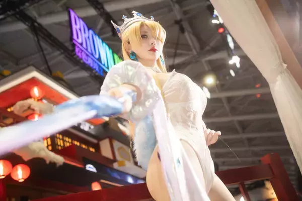 「【コスプレ】どこから見ても隙のない完璧な美貌！韓国美女が魅せる『ブラウンダスト2』ウィルヘルミナはもはや王者の風格【台北ゲームショウ2026】」の画像